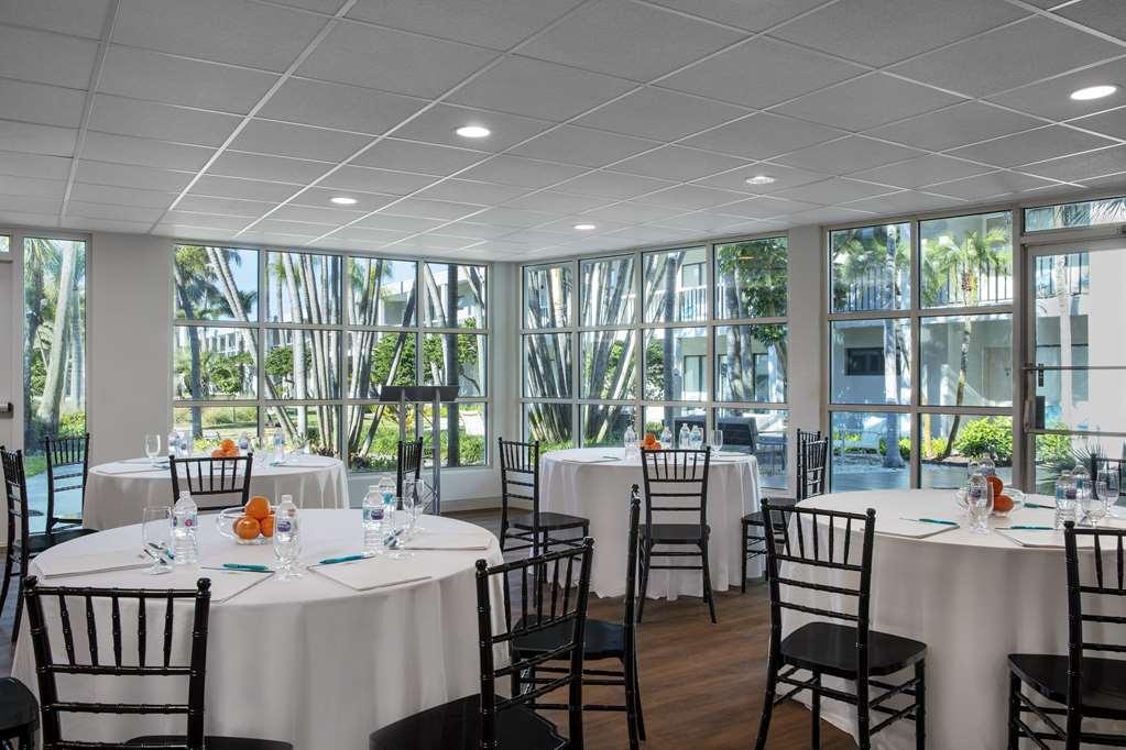 The Beachcomber St. Pete Beach Resort & Hotel Удобства фото
