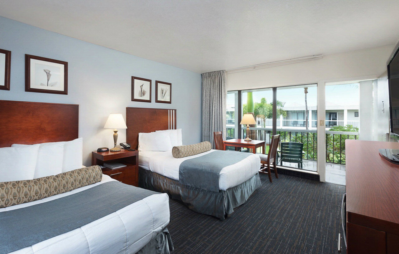 The Beachcomber St. Pete Beach Resort & Hotel Экстерьер фото